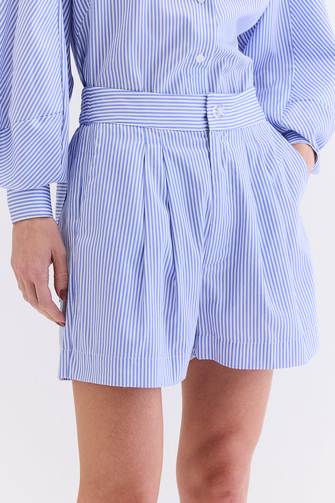 SHORTS LISTRADO AZUL COM OFF