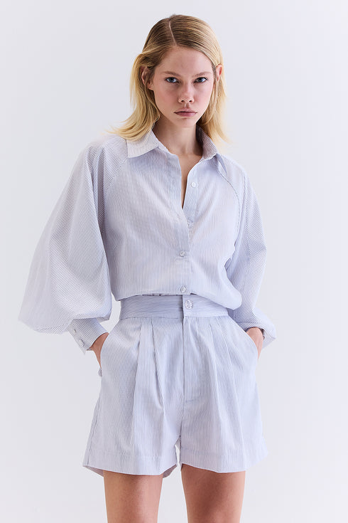 SHORTS LISTRADO OFF COM MARINHO