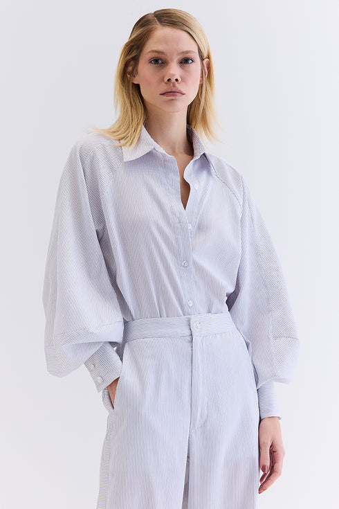 CAMISA MANGAS BUFANTES LISTRADA OFF COM MARINHO