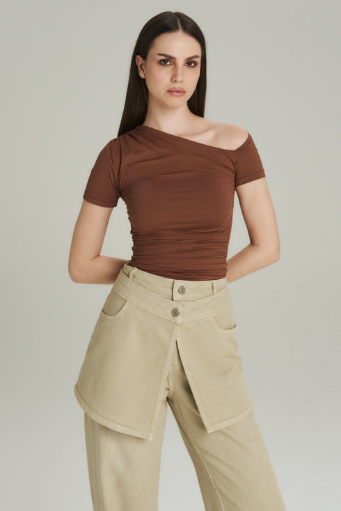 BLUSA DECOTE ASSIMETRICO MARROM