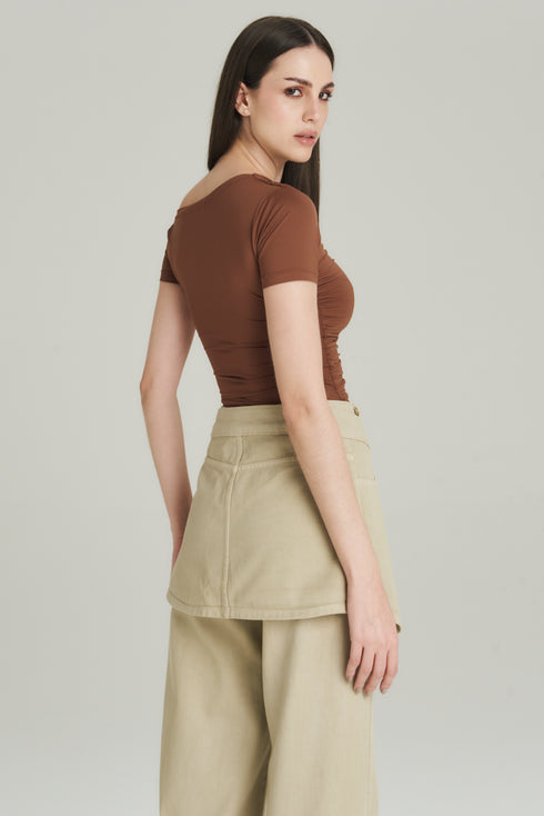 BLUSA DECOTE ASSIMETRICO MARROM