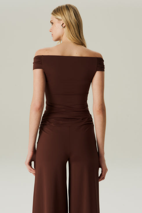 BLUSA FLUIDA OMBRO A OMBRO MARROM