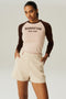 T-SHIRT COLLEGE MANGA LONGA BEGE/MARROM