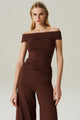 BLUSA FLUIDA OMBRO A OMBRO MARROM